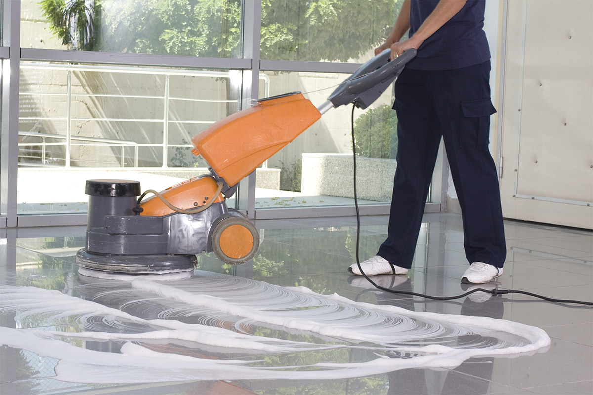 Manet utilise des outils professionnels pour un nettoyage professionnel