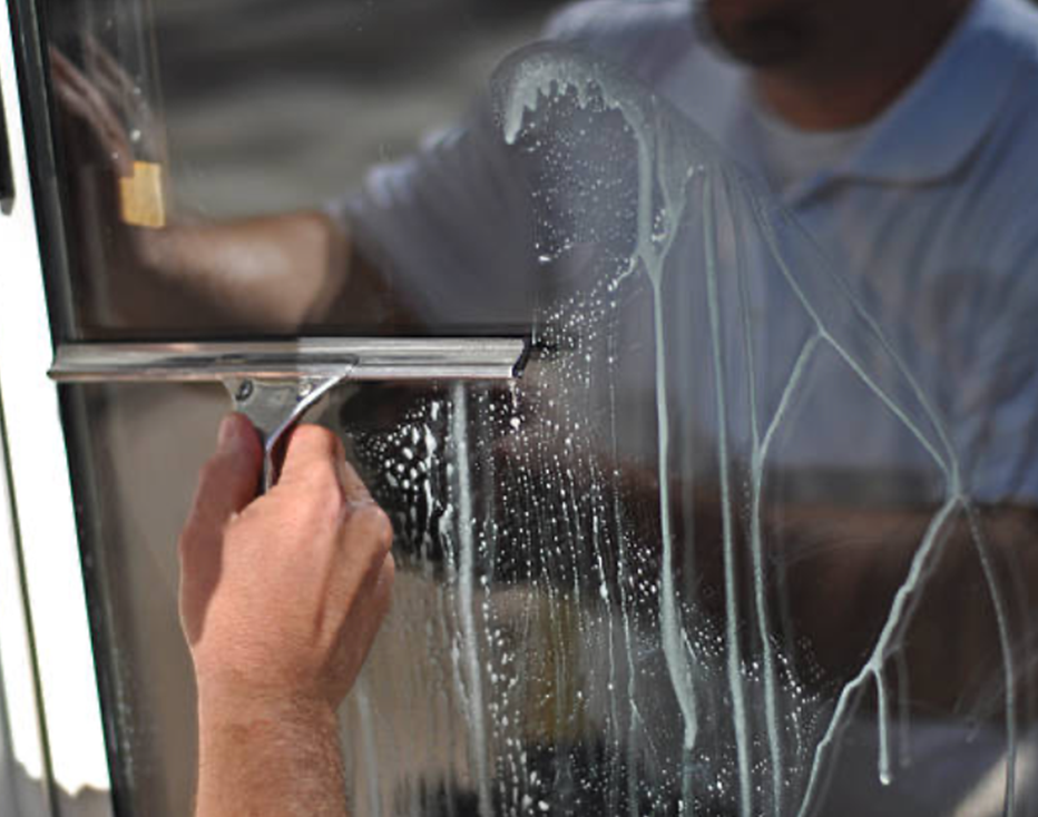 Manet proposepour les professionnels le nettoyage des vitreries